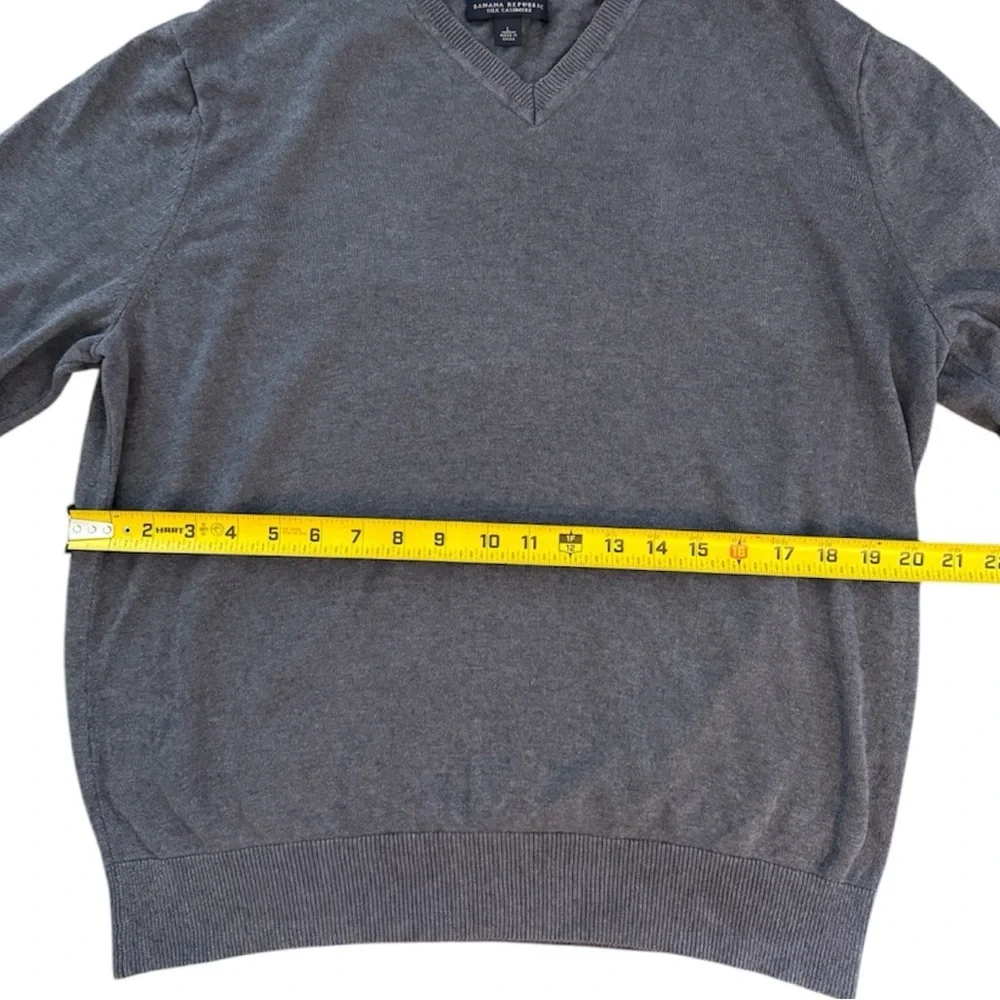 Banana Republic Silk Cashmere V-Neck Sweater‎ Men’s L Gray Lightweight Soft Knit